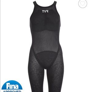 Lightly used TYR Avictor Venom knee suit
